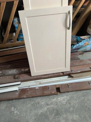 Puerta de armario color crema con tirador