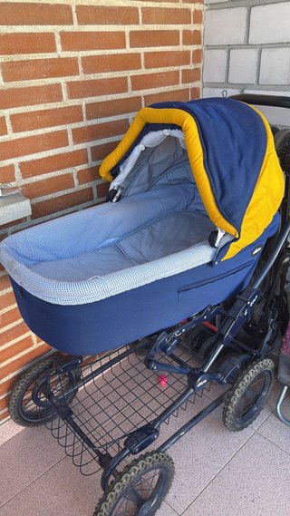 Carrito de bebé azul y amarillo