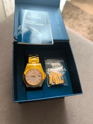 Reloj Festina Dorado con Documentación