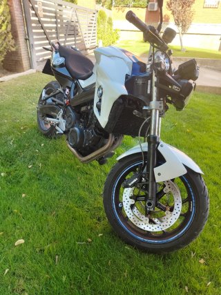 BMW F800R Blanca y Azul