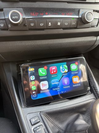 Pantalla CarPlay de tablero con camara de reversa