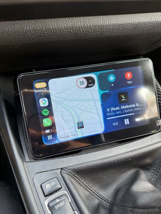 Pantalla CarPlay de tablero con camara de reversa