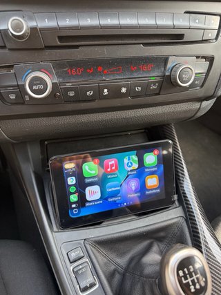 Pantalla CarPlay de tablero con camara de reversa