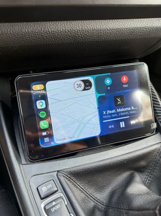 Pantalla CarPlay de tablero con camara de reversa