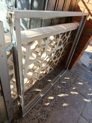 Ventana aluminio con vidrio texturizado,