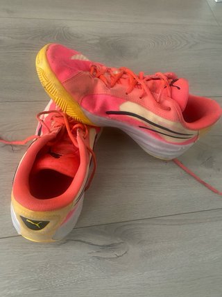 Zapatillas Baloncesto Rosas y Amarillas