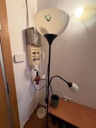 Lámpara de pie negra