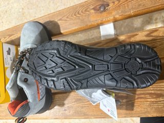Zapatos de seguridad Paredes grises y naranjas
