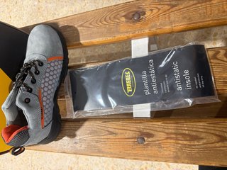 Zapatos de seguridad Paredes grises y naranjas