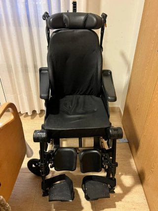 Silla de ruedas 100% reclinable.