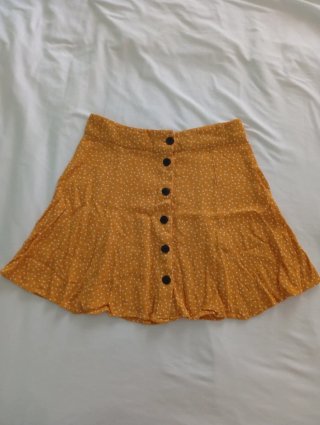 Falda amarilla con lunares blancos