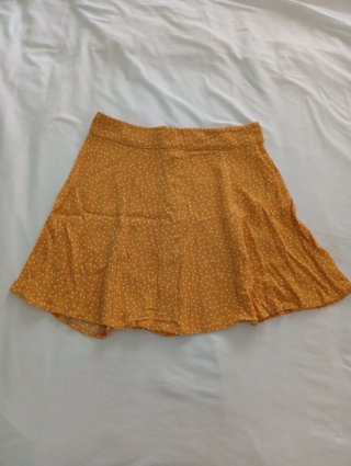 Falda amarilla con lunares blancos