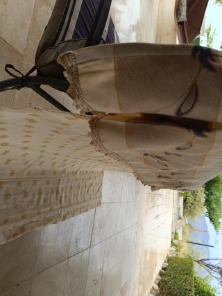 Estor beige con diseño floral azul