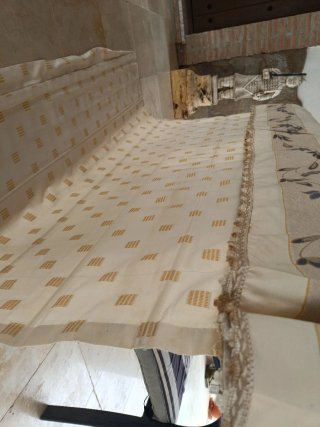 Estor beige con diseño floral azul