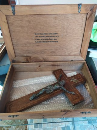 Crucifijo con caja presentación(urge por mudanza)