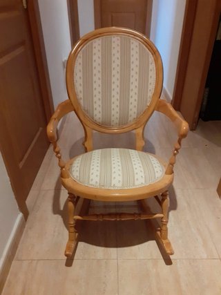 Silla Mecedora Tapizada Elegante