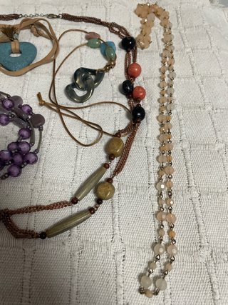 Lote de bisutería varios collares y pulseras