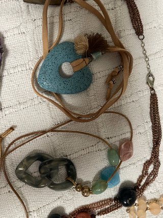 Lote de bisutería varios collares y pulseras