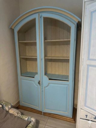 Mueble elegante madera puertas vintage