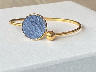 Pulsera dorada con detalle azul