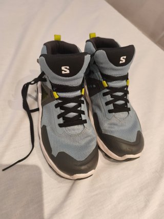 Botas de montaña Salomon azules y negras para niño
