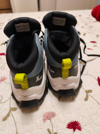 Botas de montaña Salomon azules y negras para niño