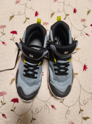 Botas de montaña Salomon azules y negras para niño