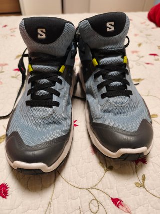 Botas de montaña Salomon azules y negras para niño