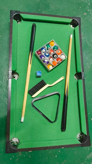 Mini set de billar con bolas y accesorios