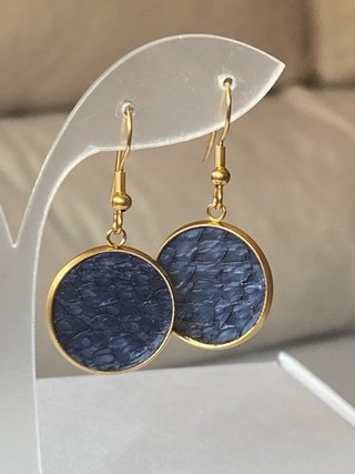 Pendientes dorados con detalle azul