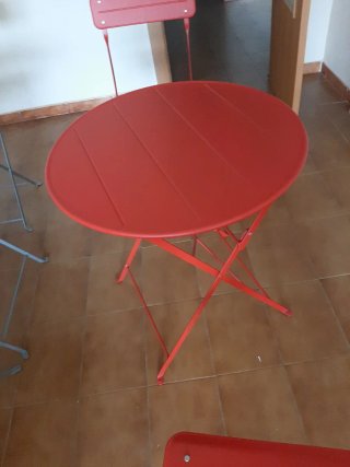 Mesa redonda y 2 sillas de terraza