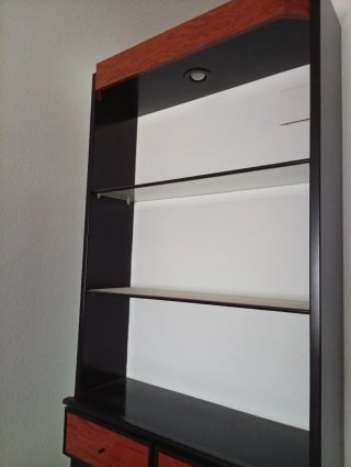 Muebles de salón alto con cajones y mesa con silla