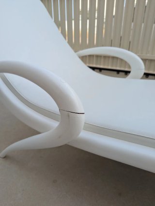 Tumbona exterior piel blanca marca Porada