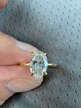 Anillo compromiso diamante ovalado oro