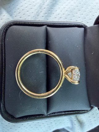 Anillo compromiso diamante ovalado oro