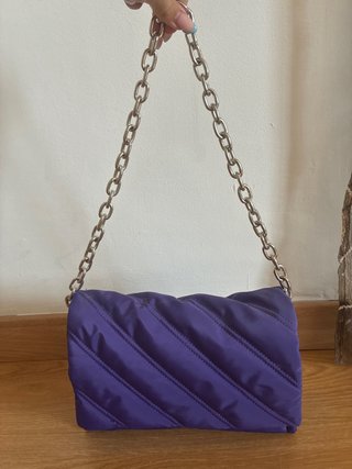 Bolso morado Pull&Bear acolchado cadena