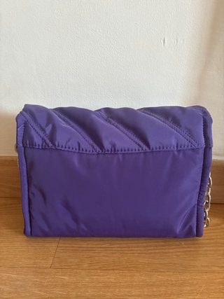 Bolso morado Pull&Bear acolchado cadena