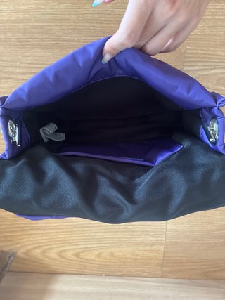 Bolso morado Pull&Bear acolchado cadena