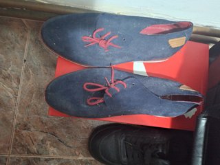 Mocasines azules con cordones rojos