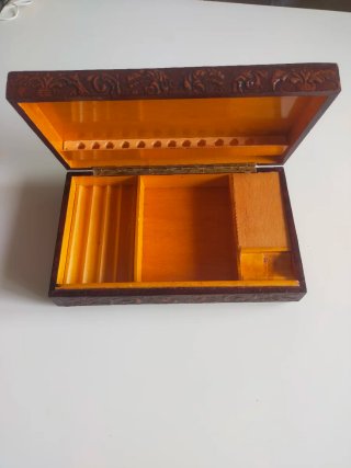 Scatola per sigari vintage in pelle intagliata