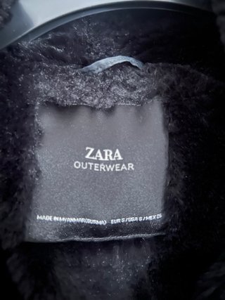 Abrigo negro Zara con capucha y pelo