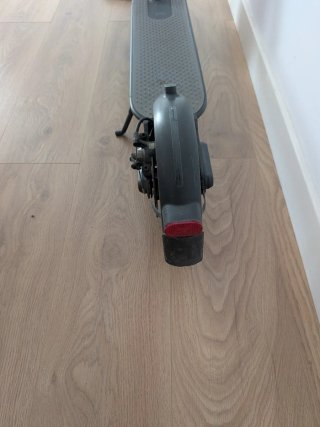 Xiaomi Mi Electric Scooter Essential + Cargador