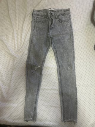 Pantalón Bershka pitillo gris T.40