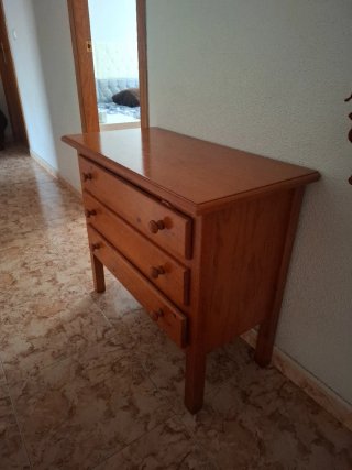 Cómoda de madera con 3 cajones