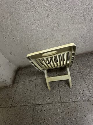 Silla plegable beige de plástico