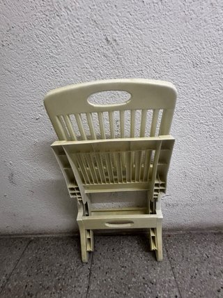 Silla plegable beige de plástico