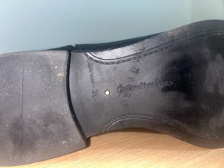Botines negros efecto serpiente planos