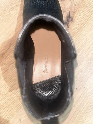 Botines negros efecto serpiente planos