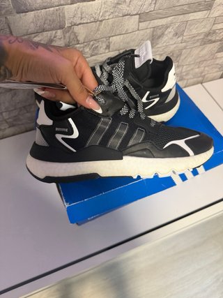 Zapatillas Adidas Negras y Blancas
