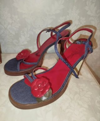 Sandalias tacón ZARA denim y flor roja